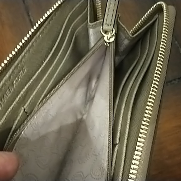 Michael Kors Wallet 8x4 Like New - Picture 6 of 8